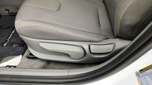 2024 Hyundai Elantra SE IVT - 23085581 - 10