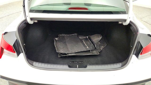 2024 Hyundai Elantra SE IVT - 23085581 - 19