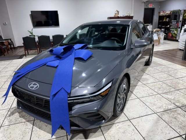 2024 Hyundai Elantra SEL photo 3