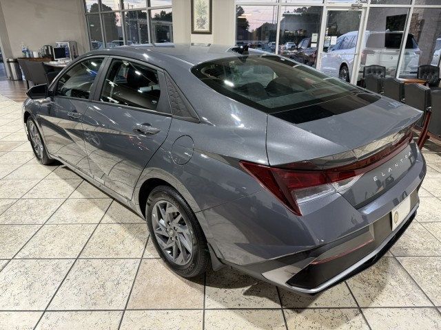 2024 Hyundai Elantra SEL photo 4