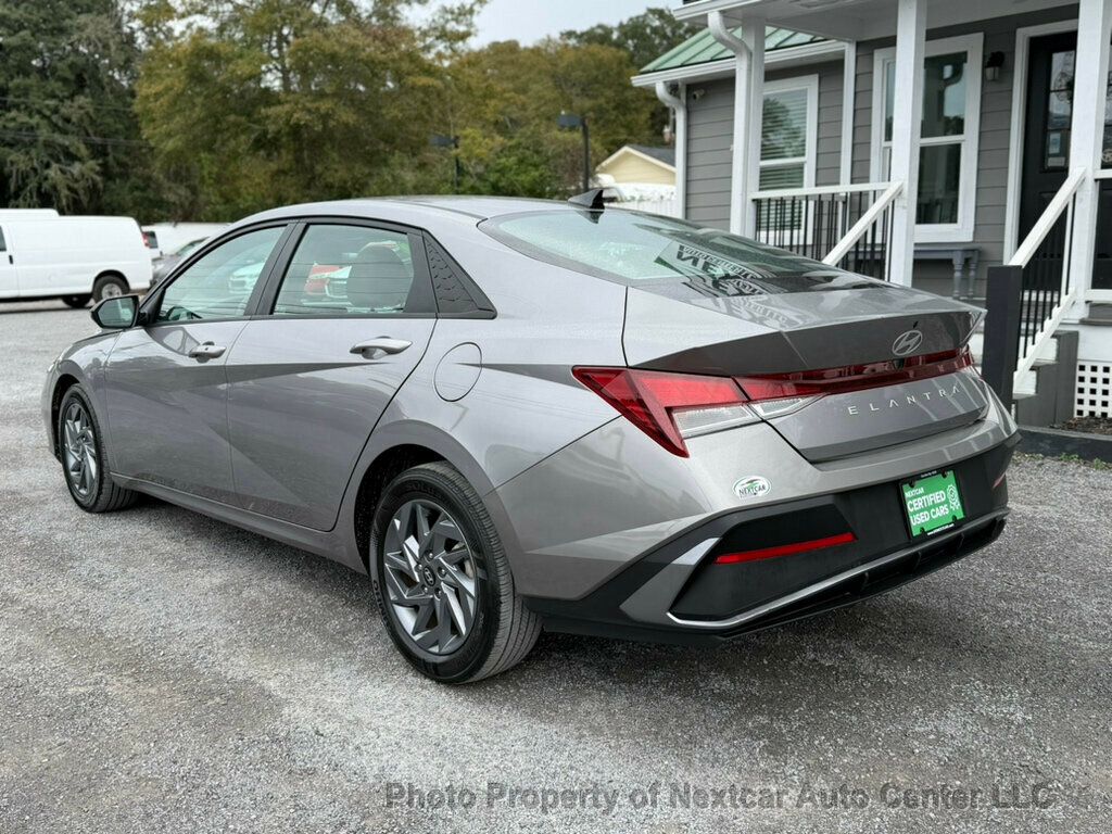 2024 Hyundai Elantra SEL photo 2
