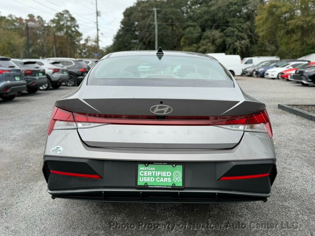 2024 Hyundai Elantra SEL photo 3