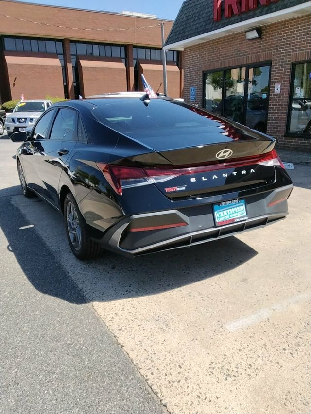 2024 Hyundai Elantra SEL IVT - 23011408 - 1