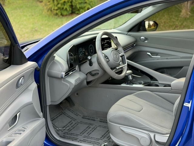 2024 Hyundai Elantra SEL IVT - 23001109 - 10
