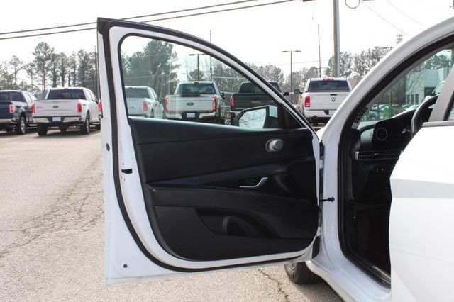 2024 Hyundai Elantra SEL IVT - 22987425 - 23