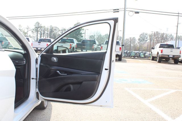 2024 Hyundai Elantra SEL IVT - 22987425 - 27