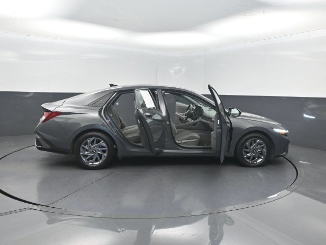 2024 Hyundai Elantra SEL IVT - 23071747 - 31