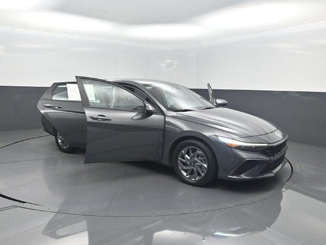 2024 Hyundai Elantra SEL IVT - 23071747 - 32