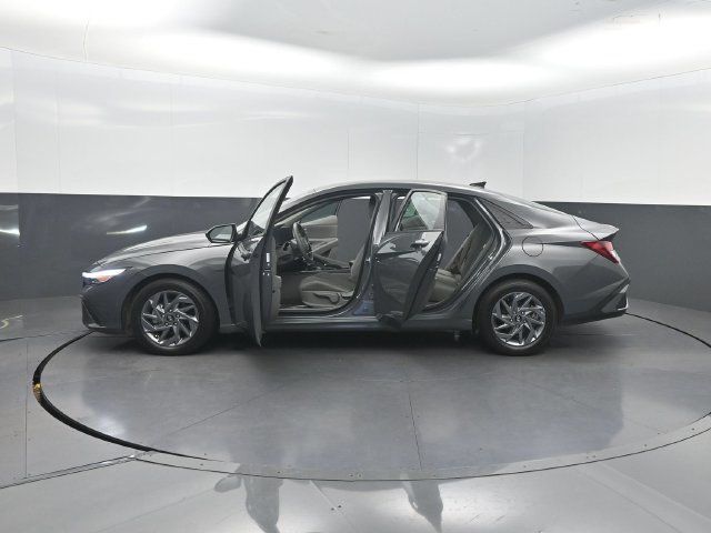 2024 Hyundai Elantra SEL IVT - 23071747 - 33