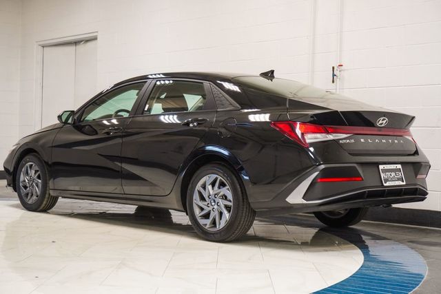 2024 Hyundai Elantra SEL IVT - 22995351 - 30