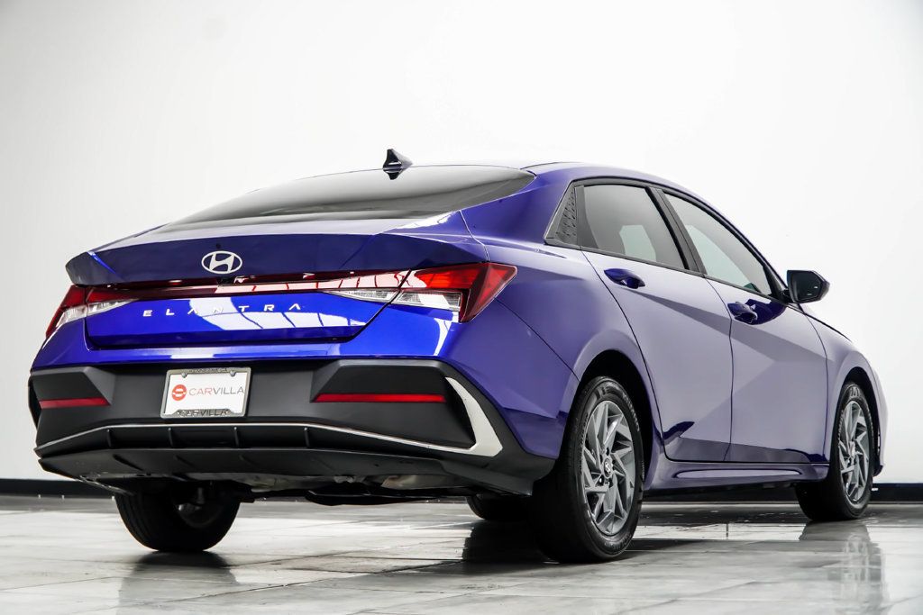 Hyundai Elantra photo 14