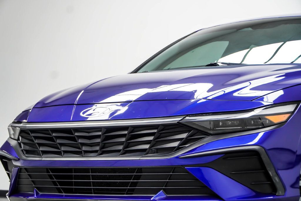 Hyundai Elantra photo 2