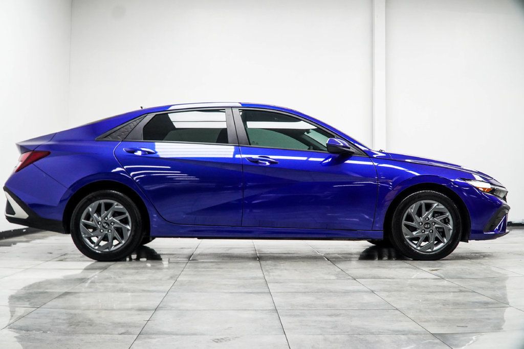Hyundai Elantra photo 8