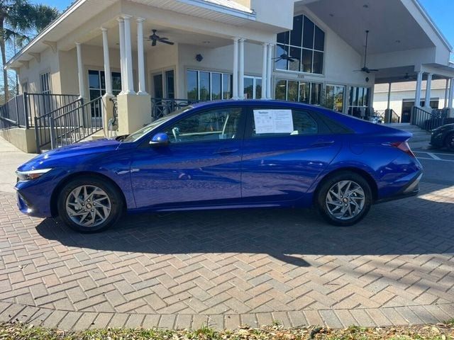 2024 Hyundai Elantra SEL photo 2