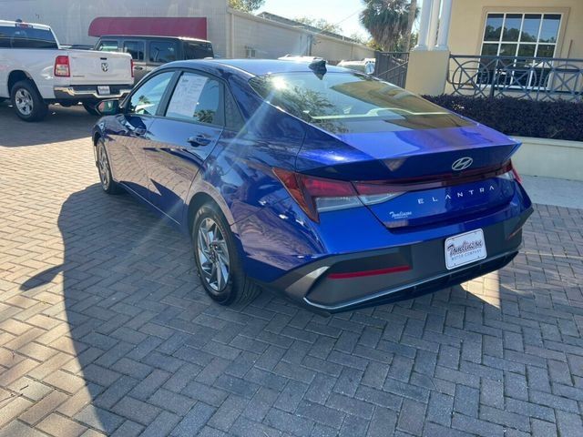 2024 Hyundai Elantra SEL photo 3