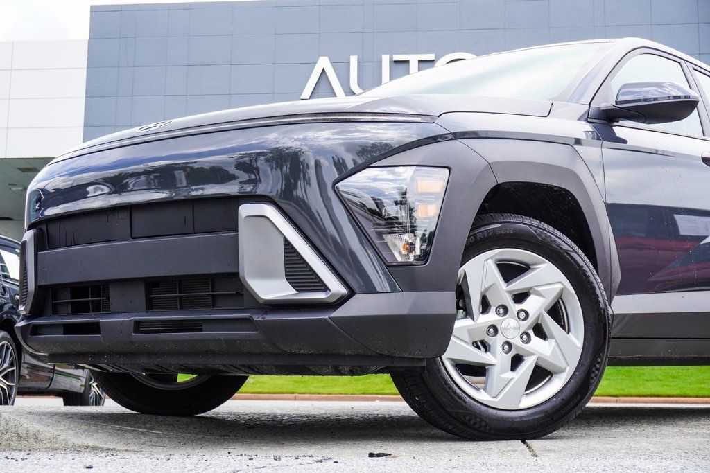 2024 Hyundai Kona SE photo 2