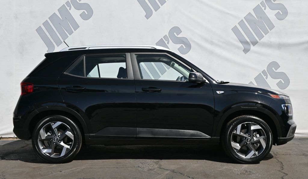 2024 Hyundai Venue SEL photo 4