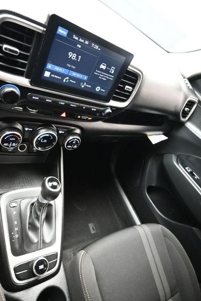 2024 Hyundai Venue SEL IVT - 23042421 - 18