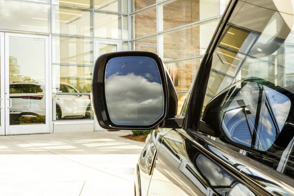 Infiniti QX80 photo 15