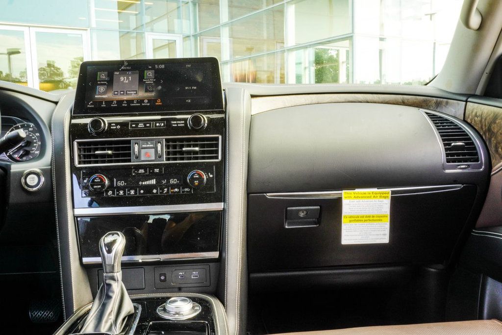 Infiniti QX80 photo 19