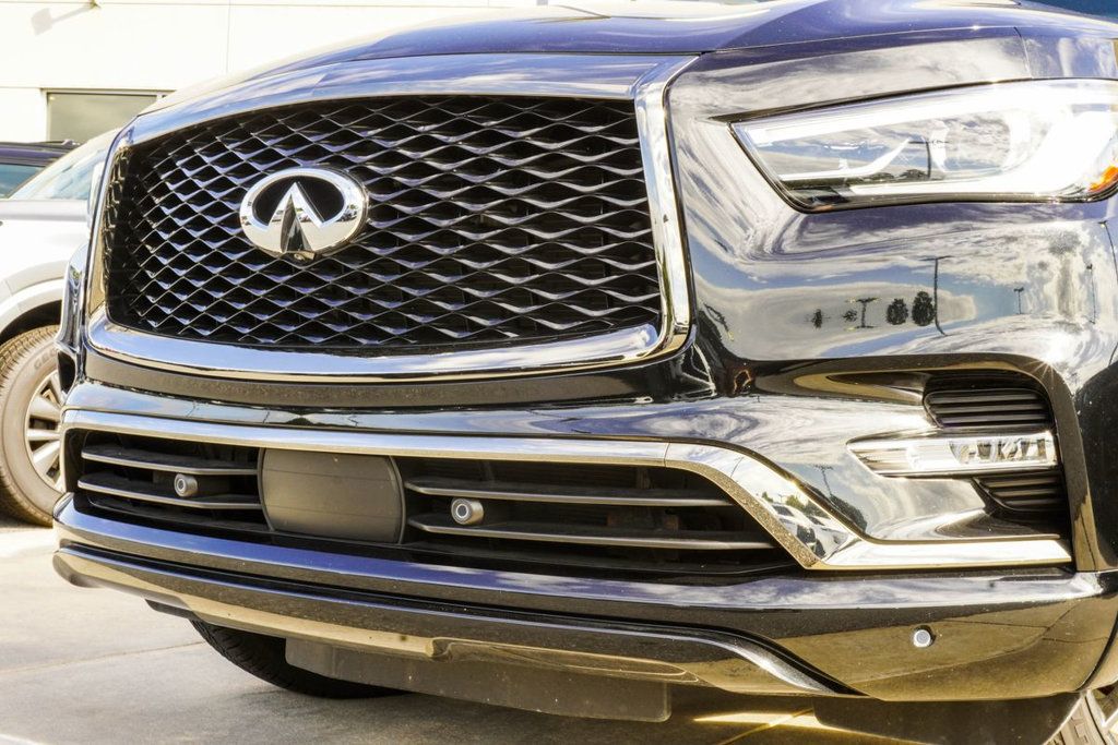 Infiniti QX80 photo 2
