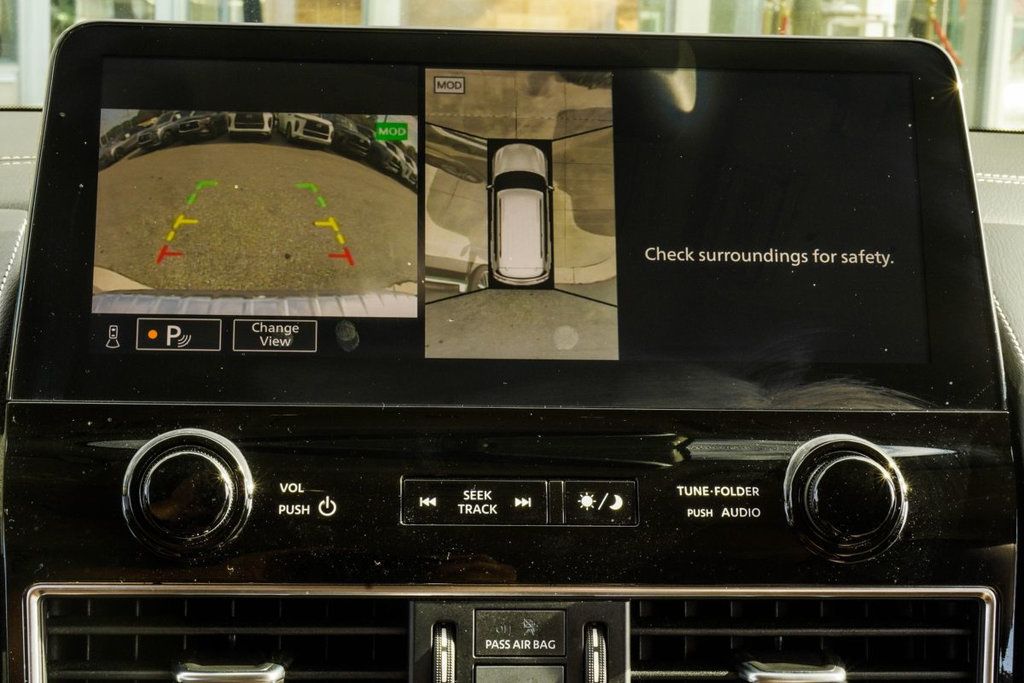Infiniti QX80 photo 29