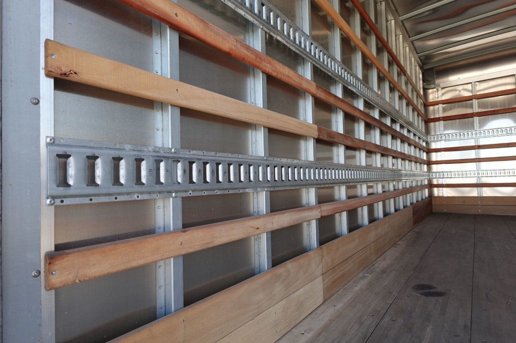 2024 Isuzu NPR HD (18ft Box w/ Lift Gate) - 22922801 - 19