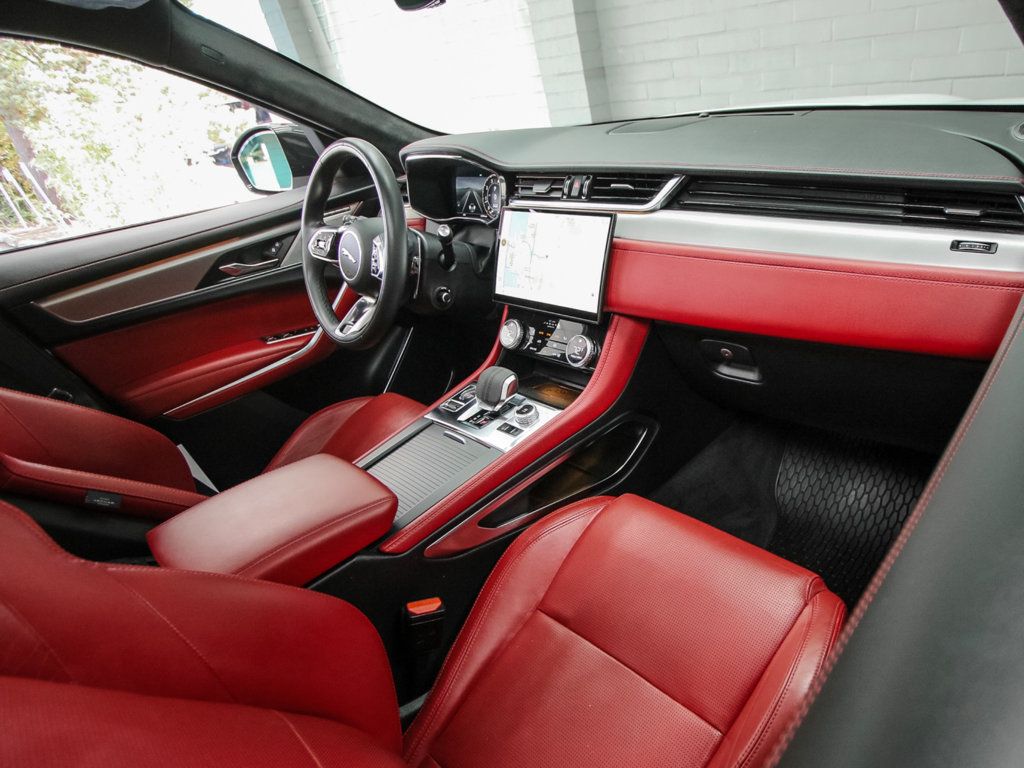 Jaguar F-PACE photo 23