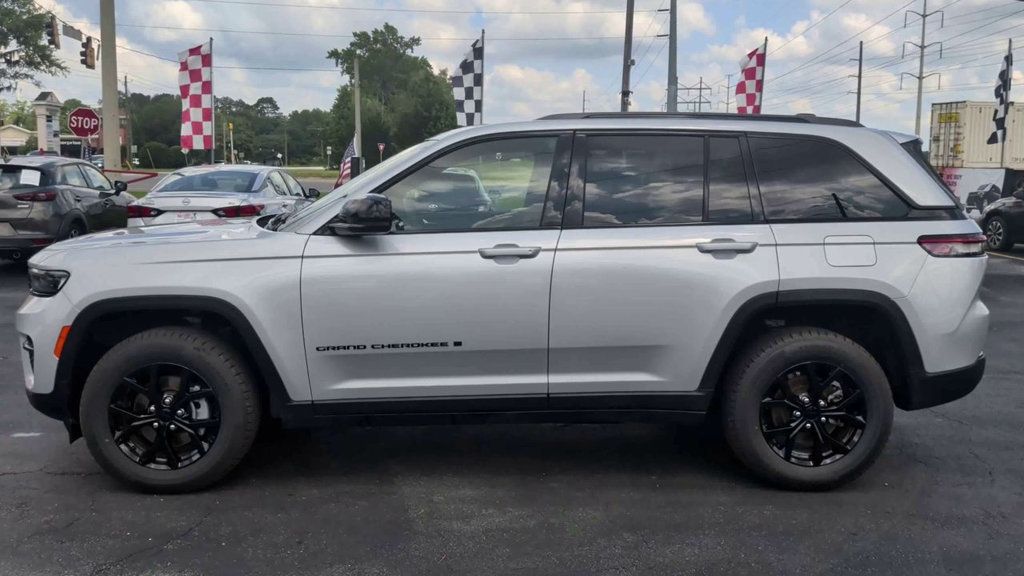 Jeep Grand Cherokee LAREDO photo 5