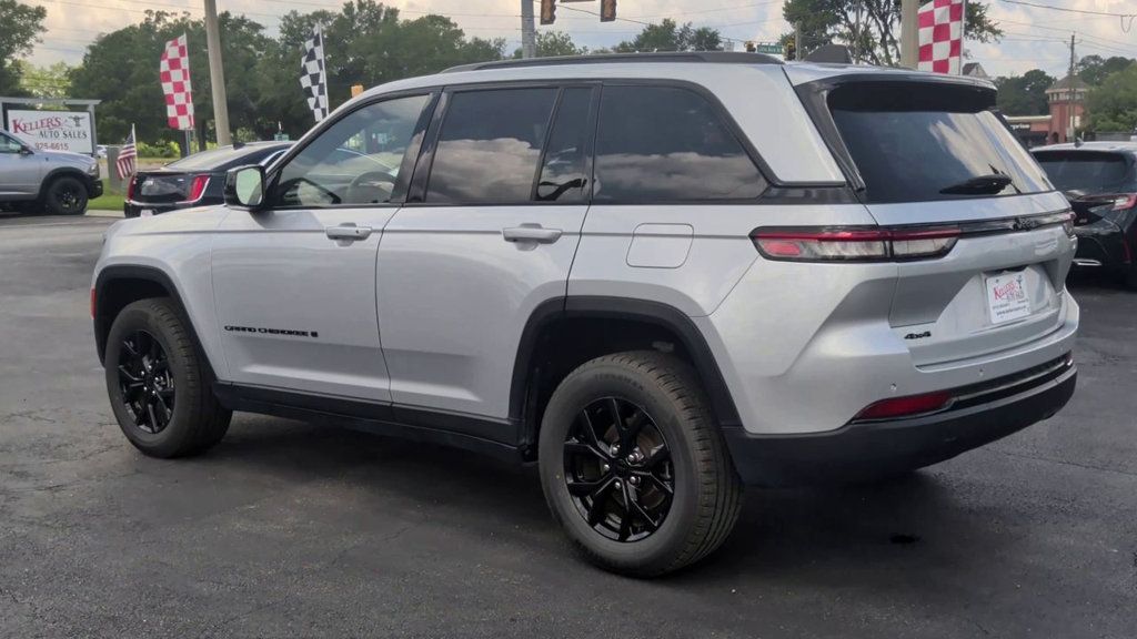 Jeep Grand Cherokee LAREDO photo 6