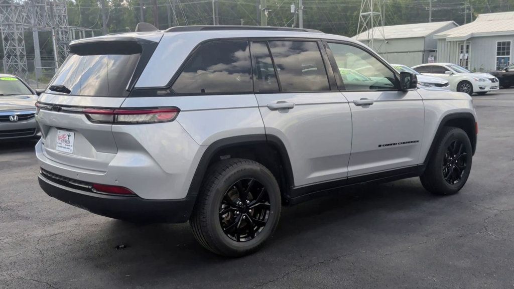 Jeep Grand Cherokee LAREDO photo 8