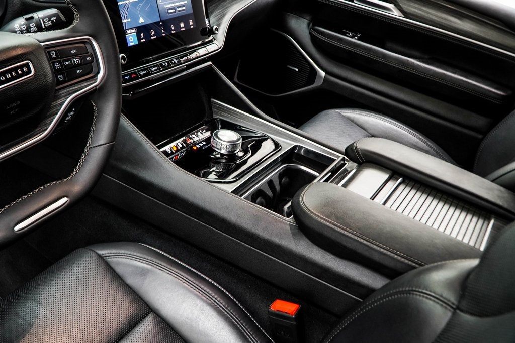 2024 Jeep Wagoneer L Series II photo 16