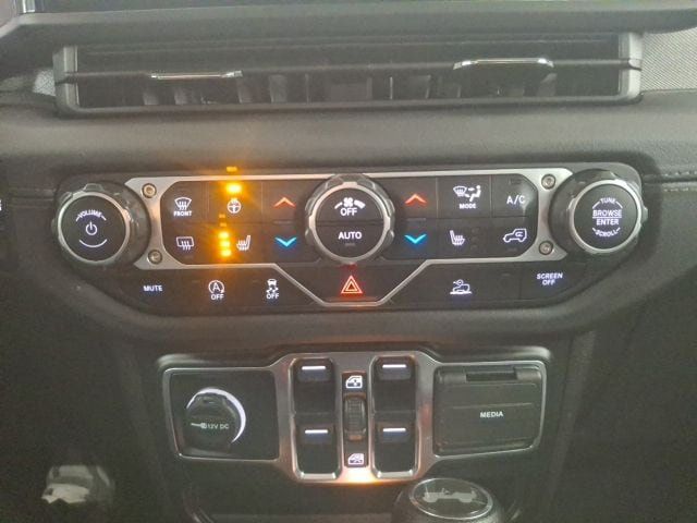 2024 Jeep Wrangler Sahara - 23078530 - 28