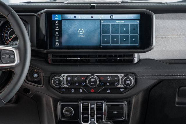 2024 Jeep Wrangler Sahara - 22815475 - 26