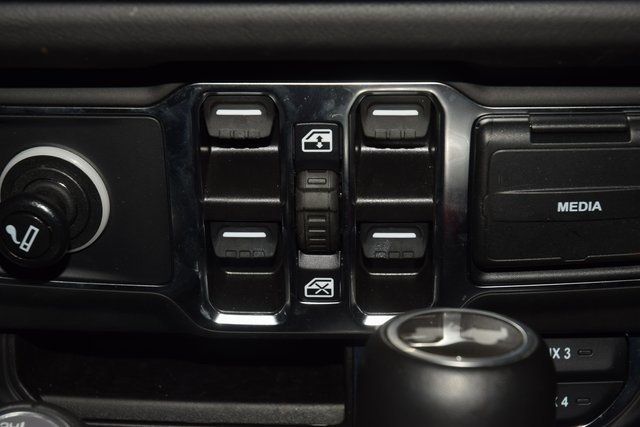 2024 Jeep Wrangler Sahara - 22951928 - 32