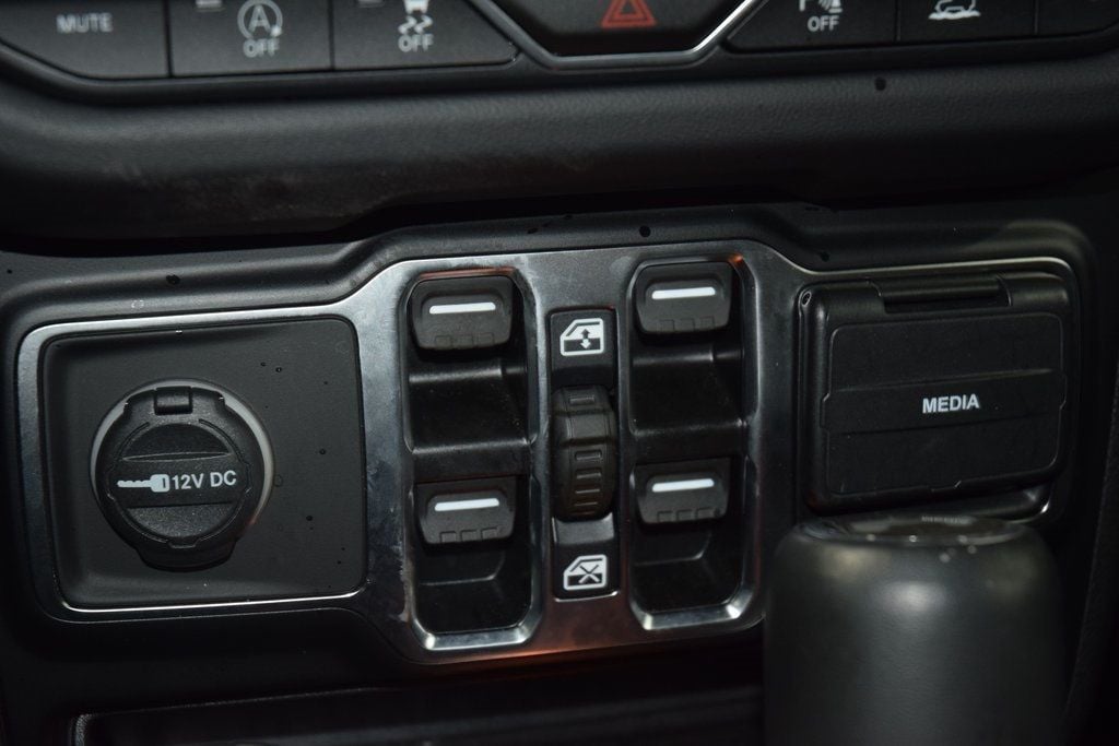 2024 Jeep Wrangler Sahara - 22952262 - 34