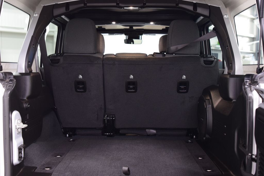 2024 Jeep Wrangler Sahara - 22993767 - 18