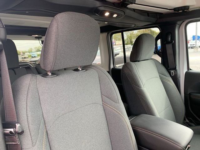 2024 Jeep Wrangler Sahara - 22993767 - 18