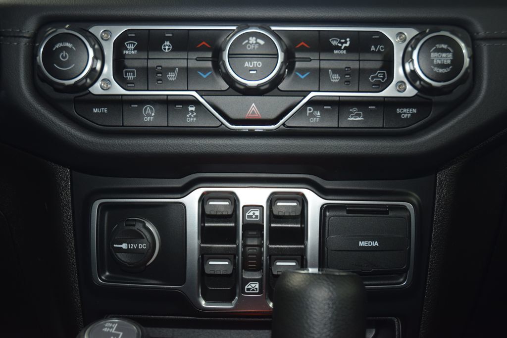 2024 Jeep Wrangler Sahara - 22993767 - 29