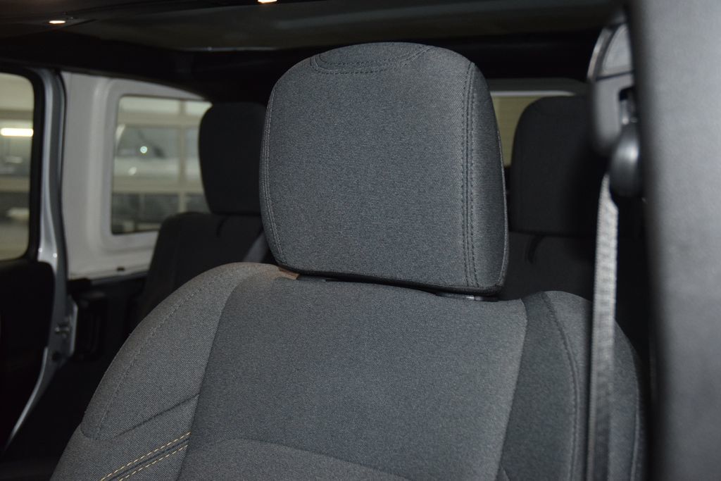 2024 Jeep Wrangler Sahara - 22993767 - 37