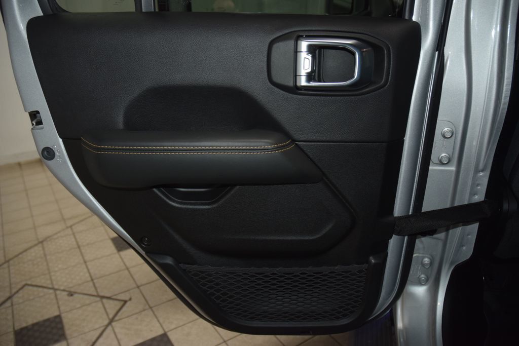 2024 Jeep Wrangler Sahara - 22993767 - 39