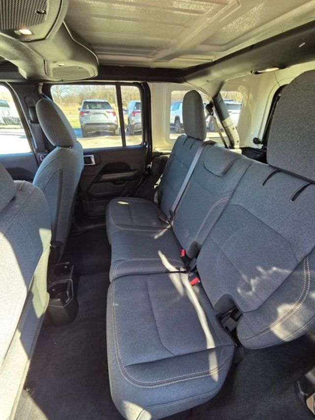 2024 Jeep Wrangler Sahara 4 Door 4x4 - 23010486 - 7