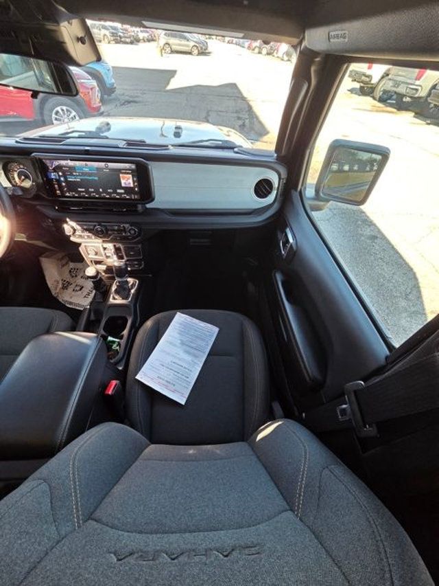 2024 Jeep Wrangler Sahara 4 Door 4x4 - 23010486 - 8