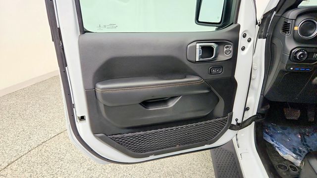 2024 Jeep Wrangler 4xe Sahara 4x4 w/ Sky One-Touch Top, Tech & Safety Pkgs - 23099949 - 9