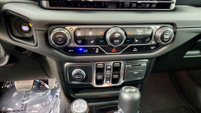 2024 Jeep Wrangler 4xe Sahara 4x4 w/ Sky Power-Top, Technology Group & McKinley Seats - 23102221 - 17
