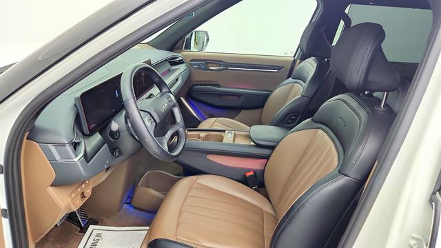 2024 Kia EV9 Land AWD w/ Brown/Black Interior - 23063211 - 19