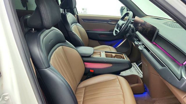 2024 Kia EV9 Land AWD w/ Brown/Black Interior - 23063211 - 23
