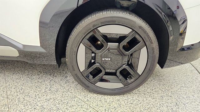 2024 Kia EV9 Land AWD w/ Brown/Black Interior - 23063211 - 8