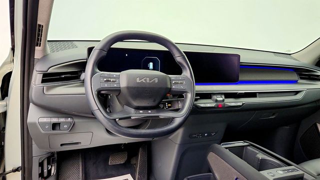 2024 Kia EV9 Land AWD with 2nd Row VIP Relaxation Package - 23030395 - 12
