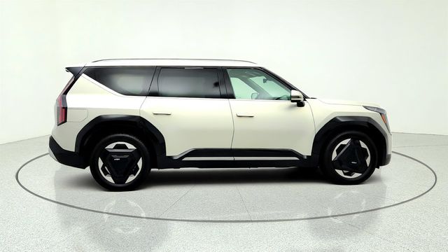 2024 Kia EV9 Land AWD with 2nd Row VIP Relaxation Package - 23030395 - 3